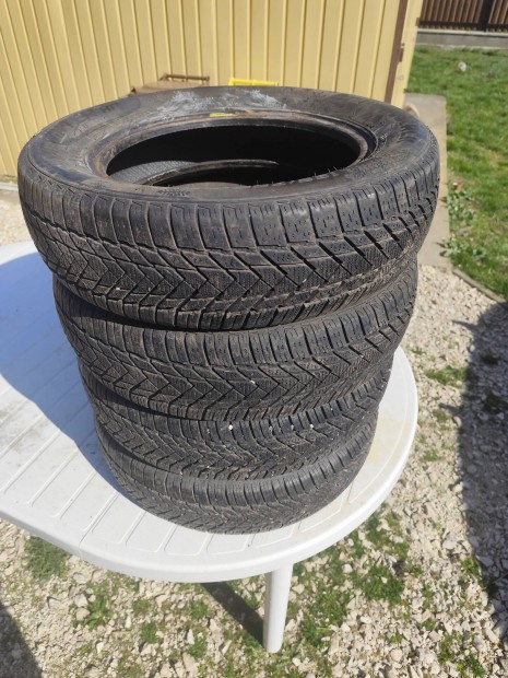 Gumiabroncs elad� 