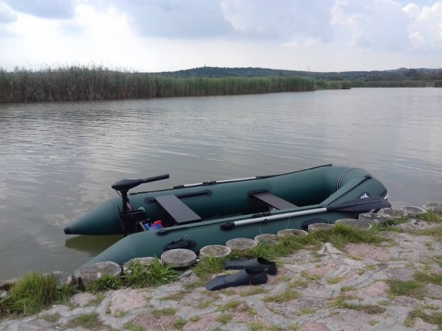 Gumicsónak, horgászcsónak, motorral, akkuval