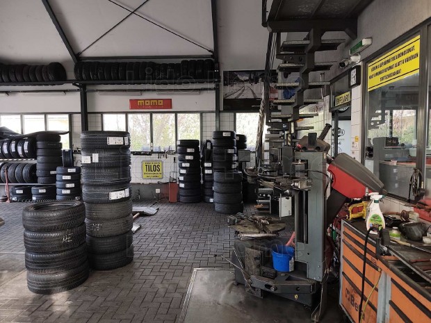 Gumis m�hely teljes berendez�ssel, csal�di h�zzal Balatonkenes�n