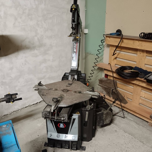 Gumiszerel� g�p �s cent�roz�g�p