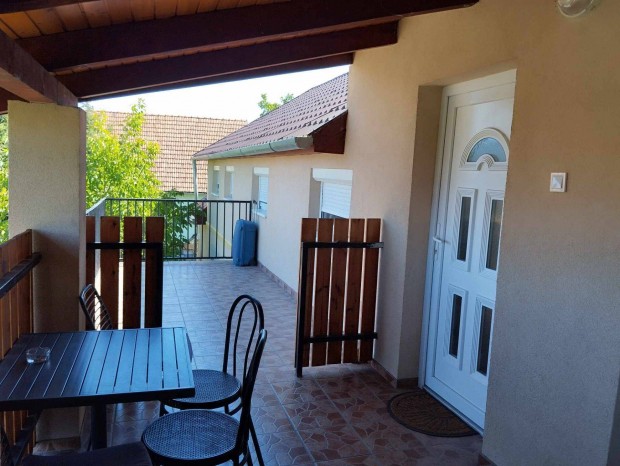 Gy�l kiad� lak�s,sz�ll�s