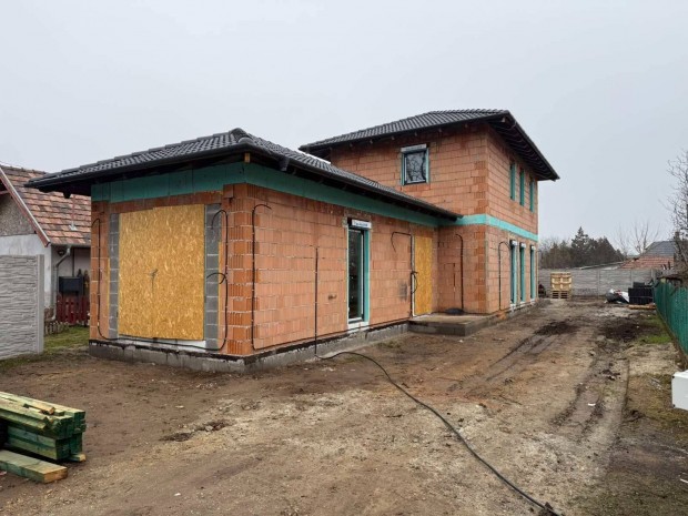 Gy�l k�zpontj�ban �j �p�t�s� csal�di h�z elad�!