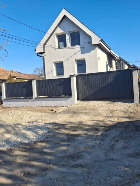 Gy�lon 145 nm-es csal�di h�z Elad�