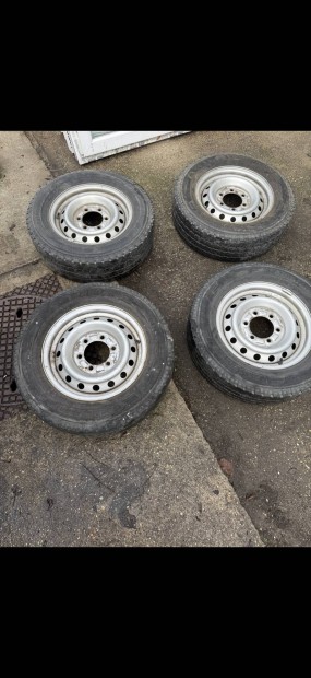Gy�ri 100 Toyota Dyna  lemezfelni szet gumival