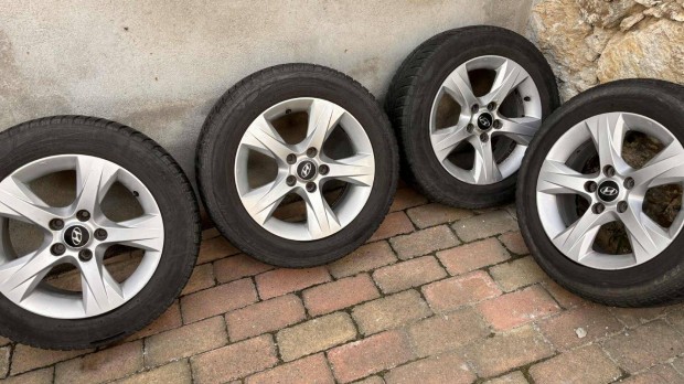 Gyári 16" Hyundai I40 alufelni szett használt téli Falken gumival
