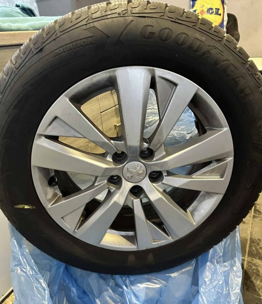 Gyári 17"-os Peugeot felni téli gumival együtt