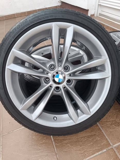 Gyári 18 as BMW alufelni jó gumikkal