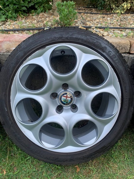 Gyári Alfa Giulietta 17col 5x110 225/45r17 téli gumikkal 130e/4db