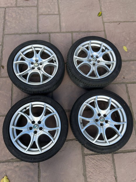 Gyári Alfa Romeo 17 alufelni 5x98 osztókörrel, nyári gumikkal 215/45