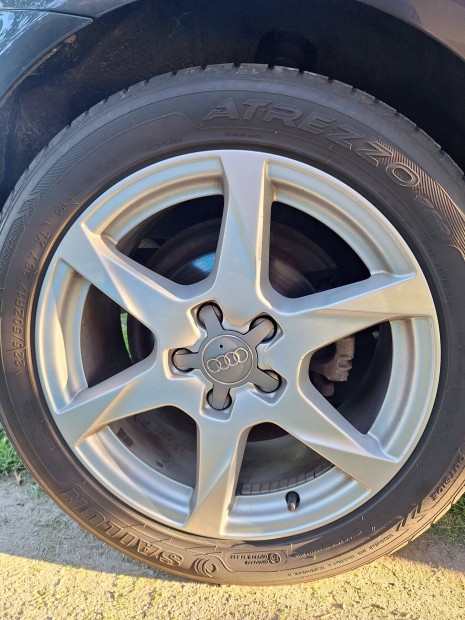 Gyári Audi A4 B8 felni gumival 5x112