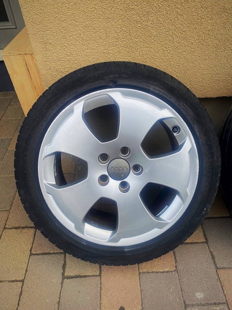 Gyári Audi felni szett,nyári gumival.