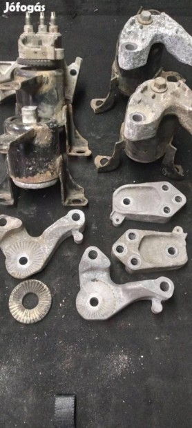 Gyári Ford fiesta mk7 motor tartó bak és alkatrészei