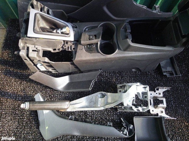 Gyári Ford focus MK3 könyöklő 2011 től