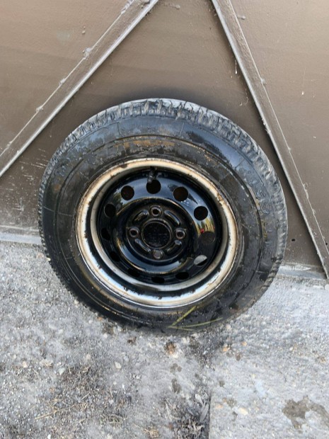 Gyári Ford lemez / acélfelni Székesfehérvár gumival 13col 13X5Jx41,0