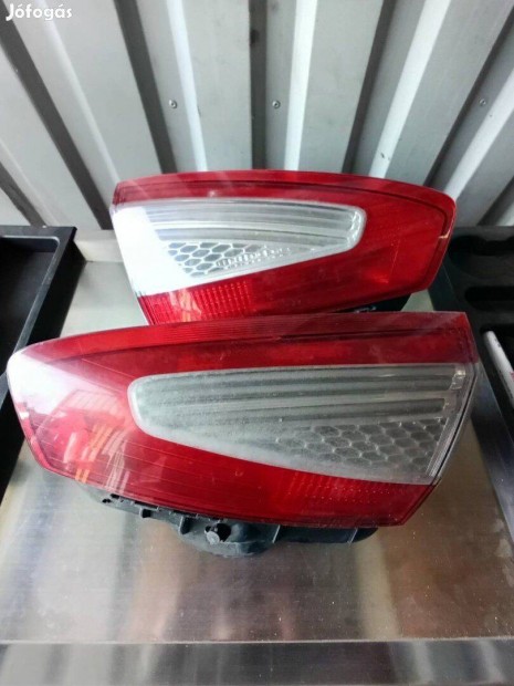 Gyári Ford mondeo mk4 csomagtérajtóban lévő hátsó lámpa lemattult stb