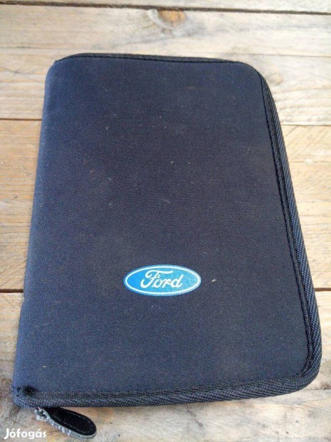 Gyri Ford szervizknyv tart