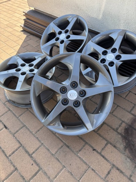 Gyári Kia 17" 5x114.3 alufelni (gumival is"