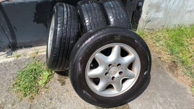 Gyári Mercedes felni nyári gumikkal eladó