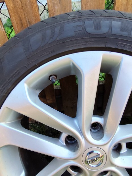 Gyári Nissan Qashqai alufelni nyárifulda gumival.