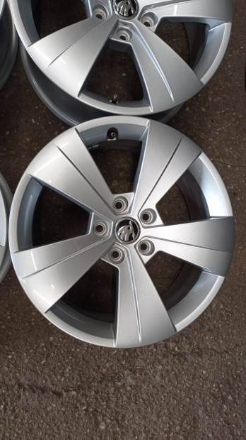 Gyri Skoda 5x112 lyukoszts hasznlt szp llapot 17 colos alu feln