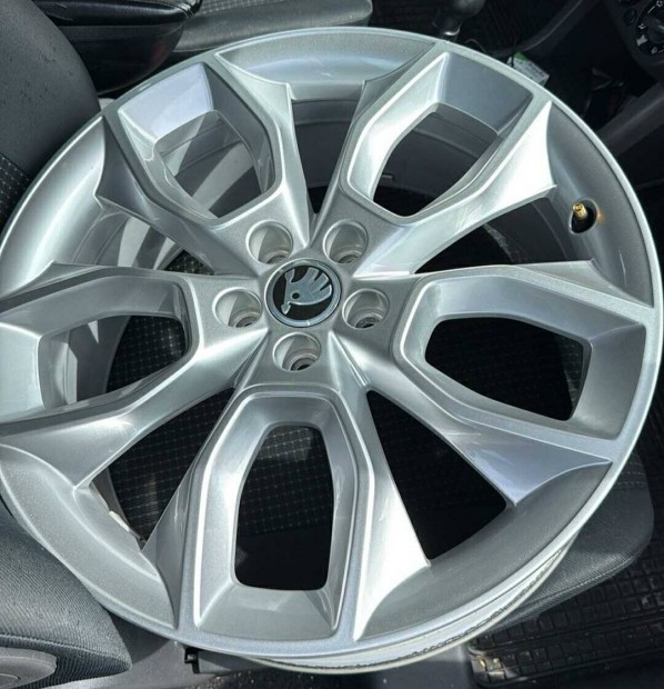 Gyri Skoda Kamiq Alufelni _ R18