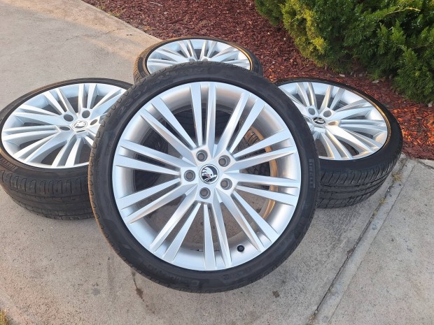 Gyári Skoda Superb 5*112 R19 alufelni 235/40 R19 VW Passat B8