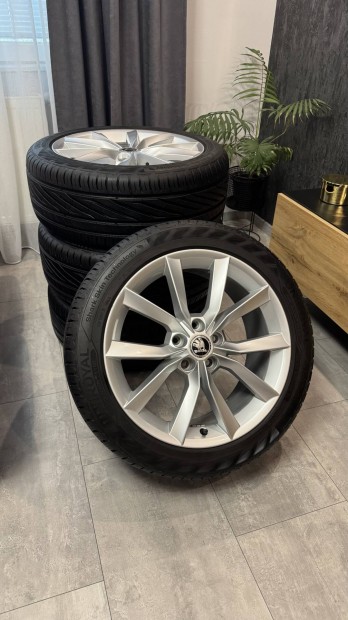 Gyári Skoda Superb R18 alufelni+nyárigumi