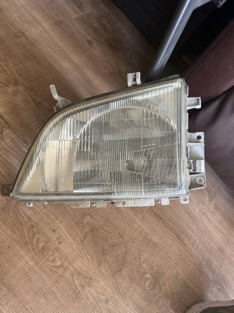 Gy�ri Toyota Dyna 100 150 t�pusokhoz bontott f�nysz�r� 