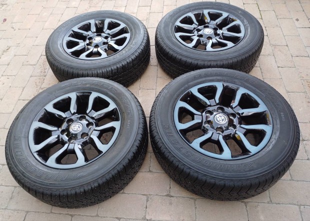 Gyri Toyota Hilux Invincible kerk 265/60R18 gumi felni alufelni