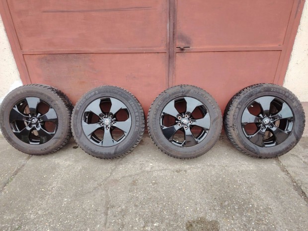 Gyári Toyota felni 225 65 R17 téli gumival