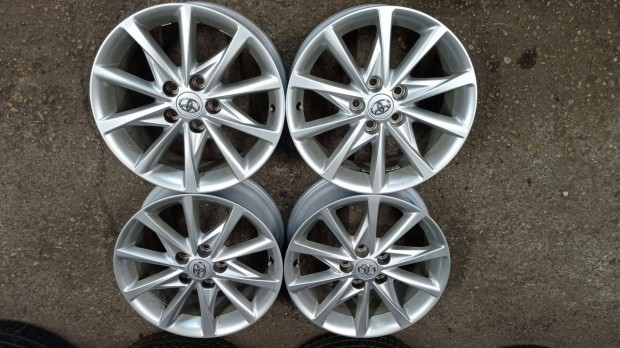 Gy�ri Toyota sz�p �llapot� 5x114,3 lyukoszt�s� haszn�lt 17 colos alu