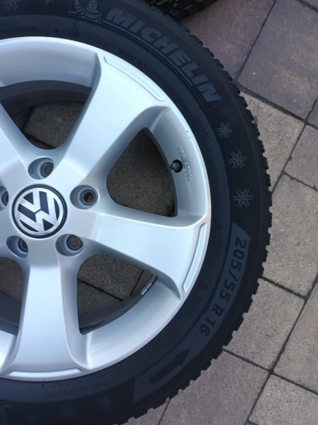 Gyári VW 5x112 R16 alufelni garnitúra, téli gumi.