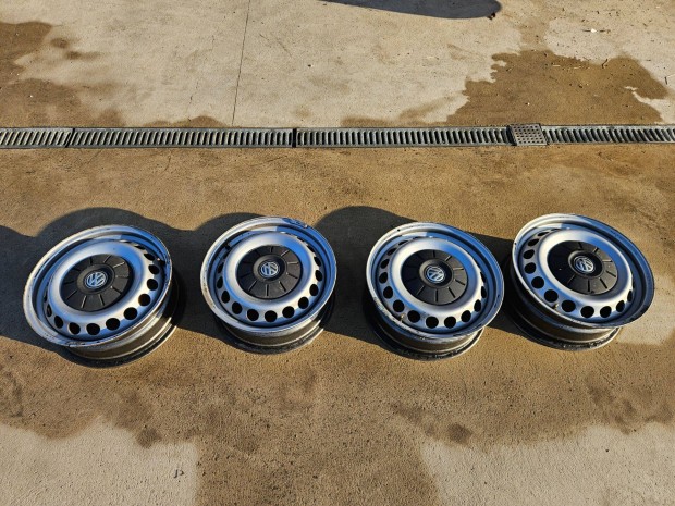 Gy�ri Volkswagen Crafter 16 os ac�l felni gy�ri k�z�ps� takar� t�rcs�k