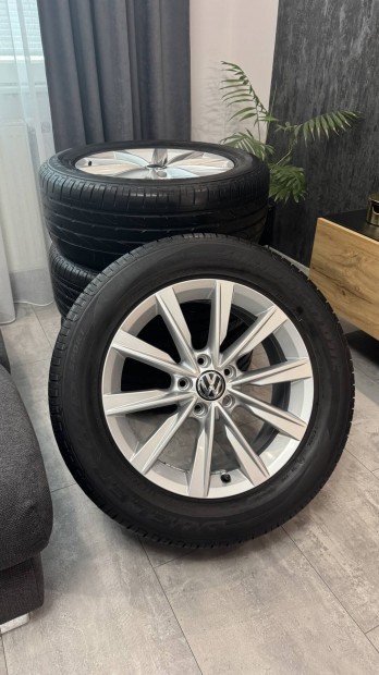 Gyári Volkswagen Tiguan R17 alufelni+nyárigumi