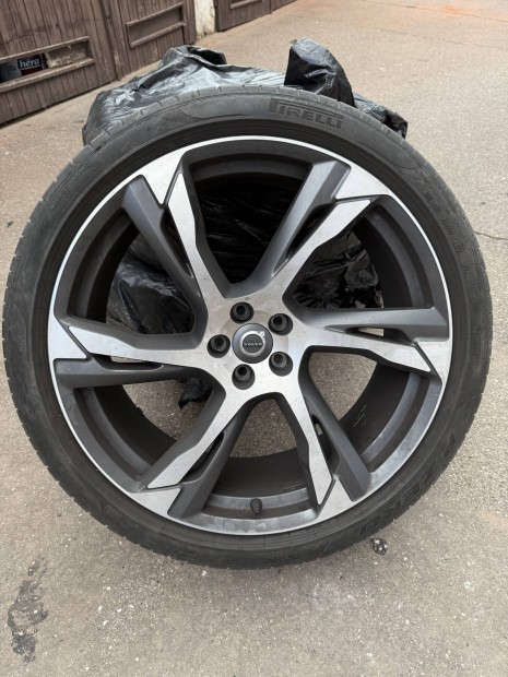 Gyári Volvo felni 275/35R22 Pirelli P Zero nyári gumival