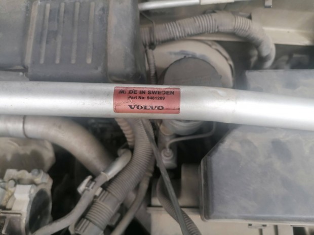 Gyári Volvo toronymerevitö. 