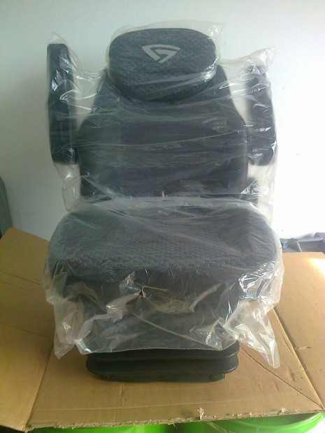 Gy�ri h�mzett egyedi MTZ �l�s