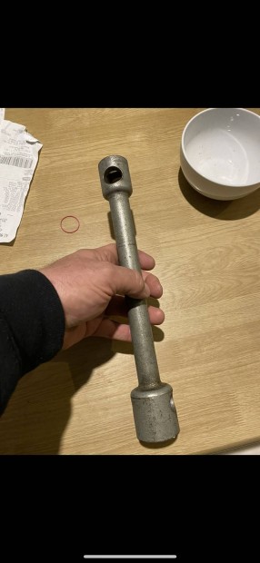 Gyári kerekanyák kulcs 150 Dyna kisteherautó Toyota!