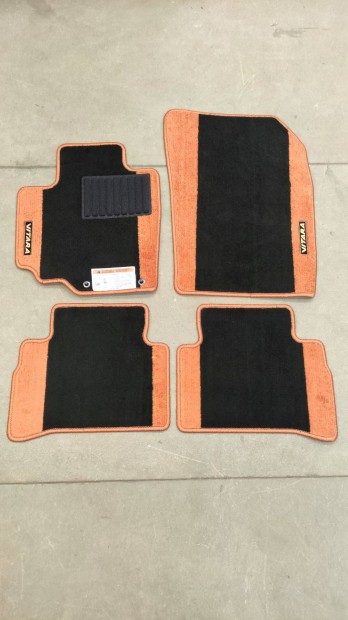 Gy�ri �j narancs sz�n� Suzuki Vitara sz�vetsz�nyeg k�szlet