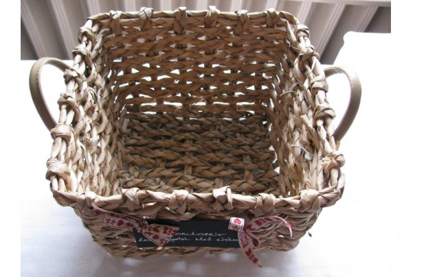 Gyékény kosár , gyűmölcstartó kosár , 25 x25 x 17 cm