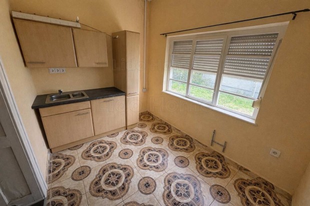 Gy�k�nyesen elad� 93 m2-es K�TGENER�CI�S csal�di h�z