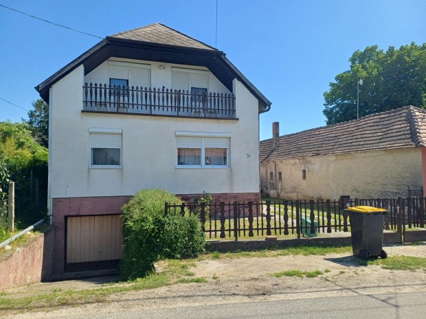 Gyenesdiáson közel a Festetics kilátóhoz kétszintes családi ház eladó!