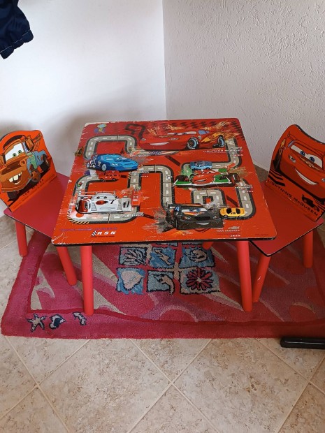 Gyerek asztal szkekkel