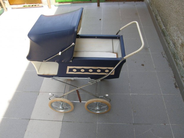 Gyerek játék retro babakocsi