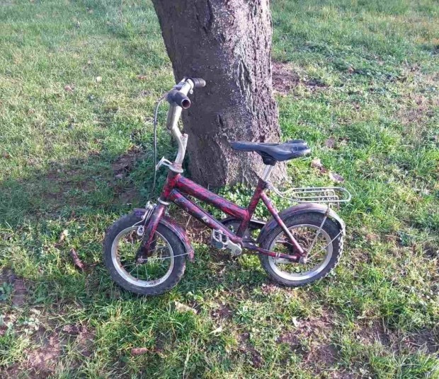 Gyerek kicsi bicikli elad.