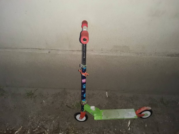 Gyerek roller eladó.