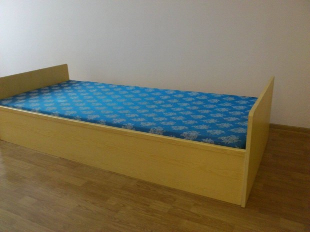Gyerekgy 80 x 180 cm-es rugs kerettel, szivacsos matraccal, darabo