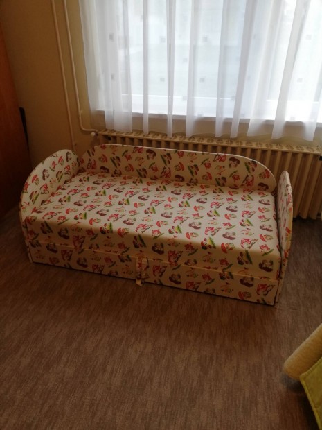 Gyerekágy leesésgátlóval.