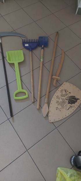 Gyerekjáték, gereblye, ásó, kasza, "harci" eszközök fából