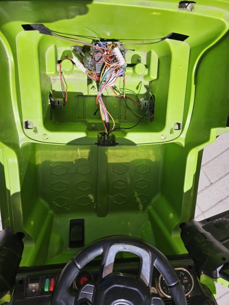 Gyermek 4x4 elektromos kisautó